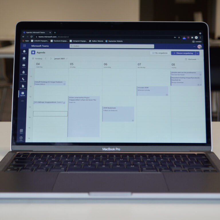 studenten laptop met teams op de achtergrond