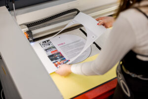 Student Medewerker Creatieve Productie is bezig met haar stageverslag.