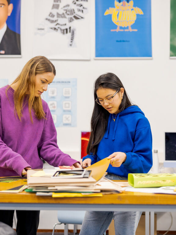 Studenten Creatief DTP'er zijn bezig met een project