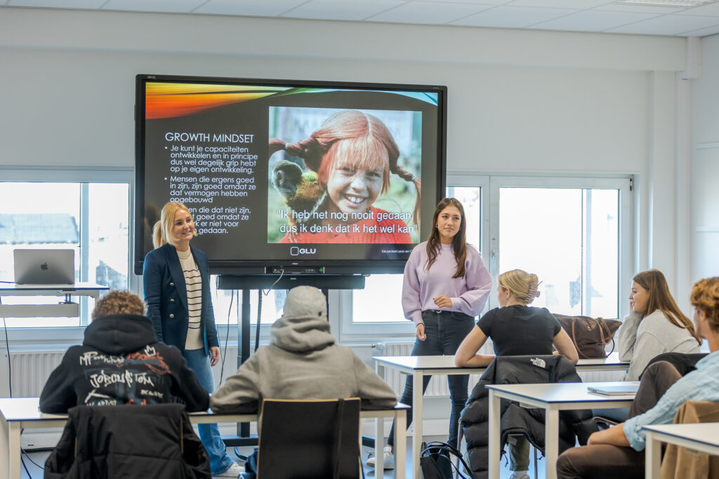 Studenten presenteren voor een klas