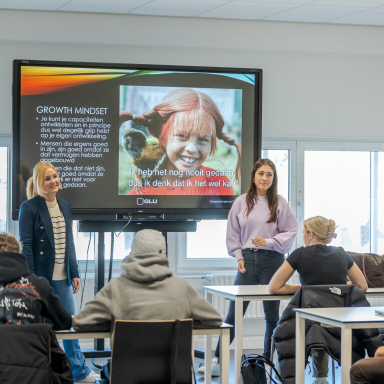 Studenten presenteren voor een klas
