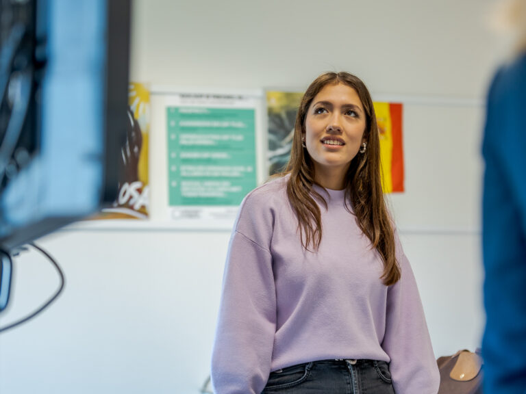 Student is aan het presenteren voor de klas
