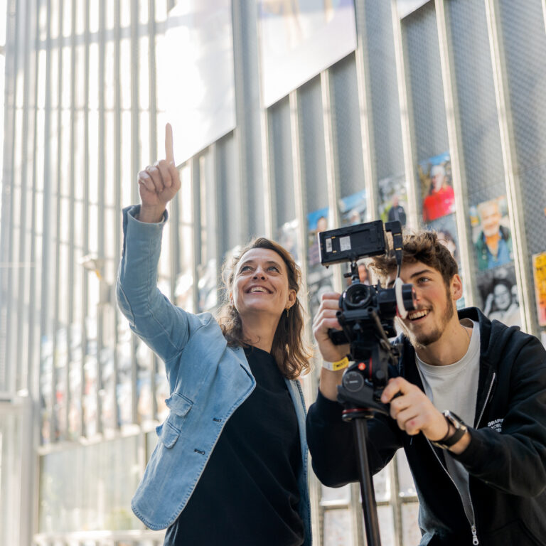 Student werkt aan een audiovisueel project