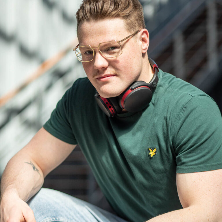 Luuk Laskowski is met behulp van zijn telefoon content aan het creëren.