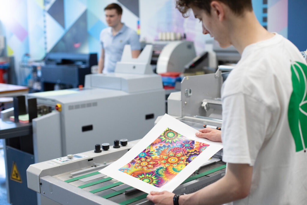 Student bekijkt zijn gedrukte werk