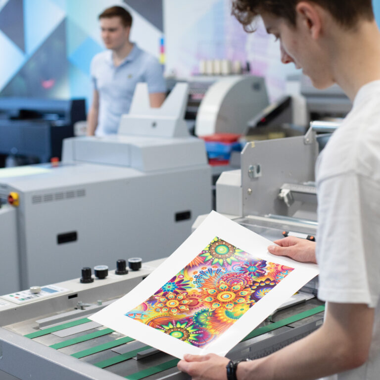 Student bekijkt zijn gedrukte werk
