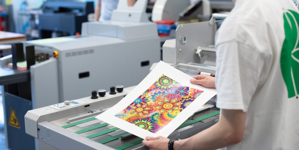 Student bekijkt zijn gedrukte werk