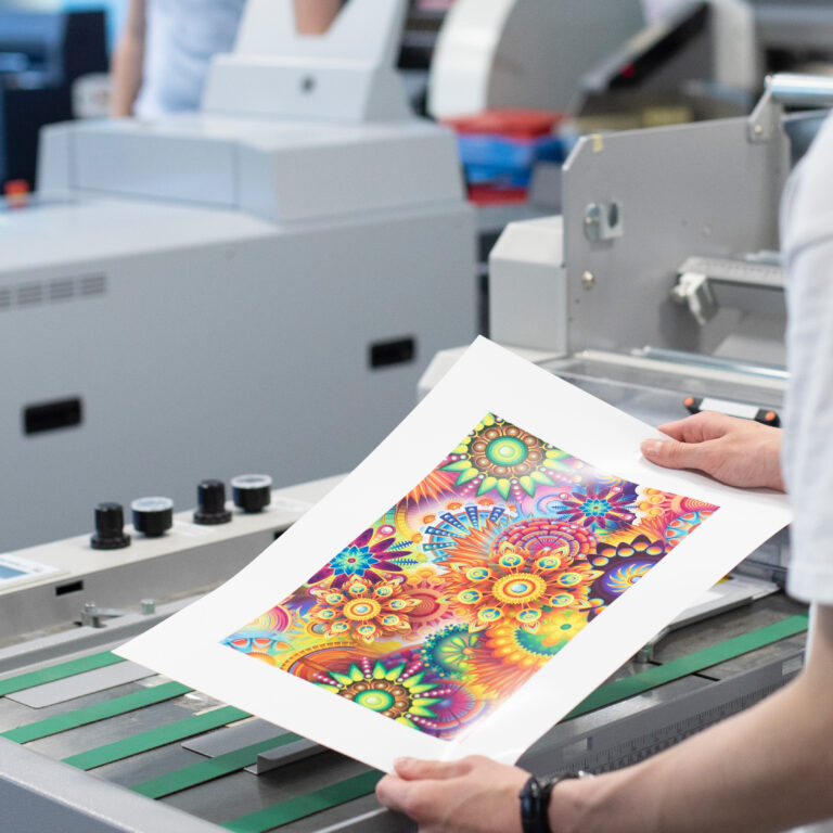 Student bekijkt zijn gedrukte werk