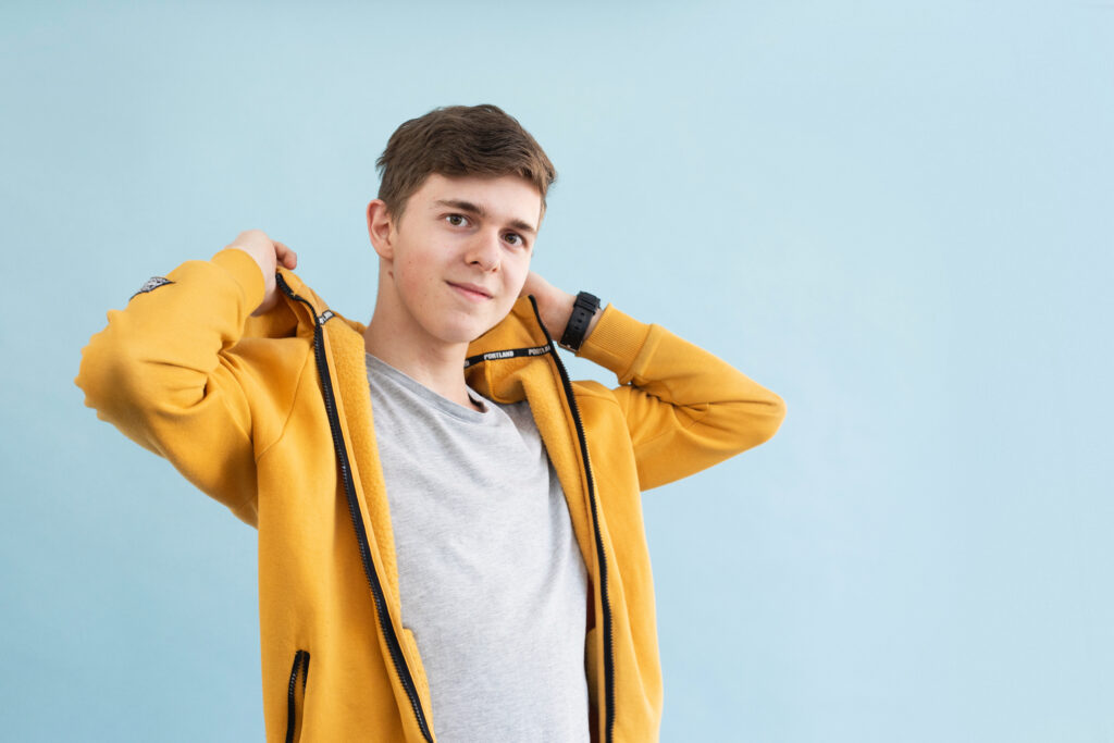 Student Game Artist die zijn capuchon opdoet