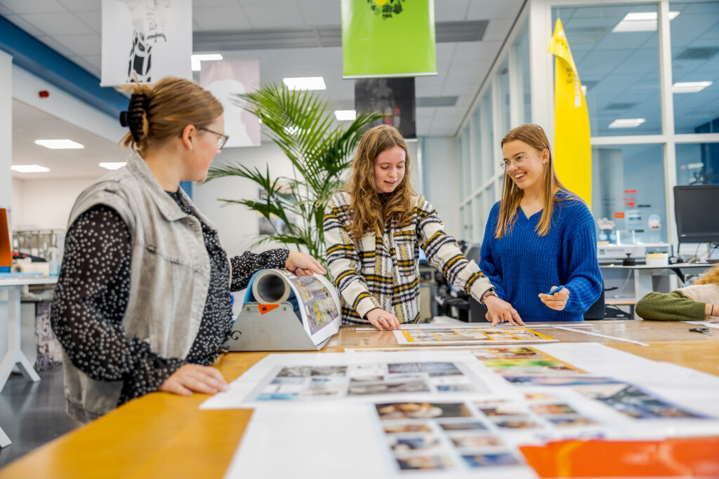 Kun jij eindeloos door magazines bladeren? Of maak jij graag mooie dingen? Dan is de opleiding Mediamaken echt iets voor jou.