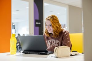 Student werkt op de gang aan een nieuwe video