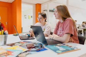 Studenten werken samen aan het groepsproject