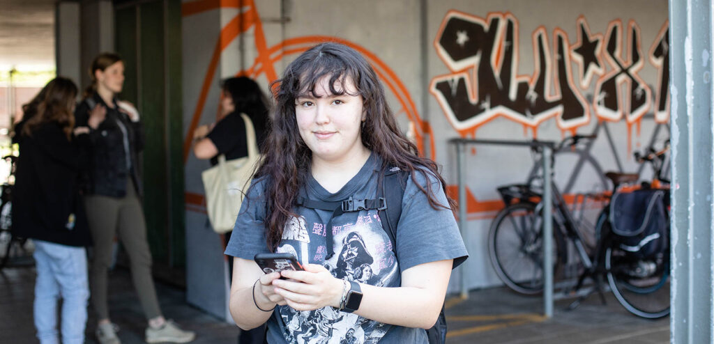 Student die zich aanmeld voor een mbo-opleiding