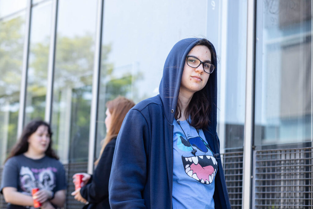 Student staat voor het Grafisch Lyceum Utrecht
