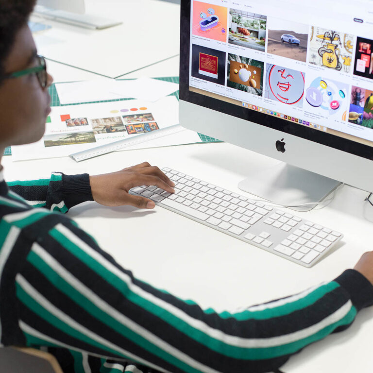 Student Andrich aan het zoeken naar content om te gebruiken voor zijn uitingen