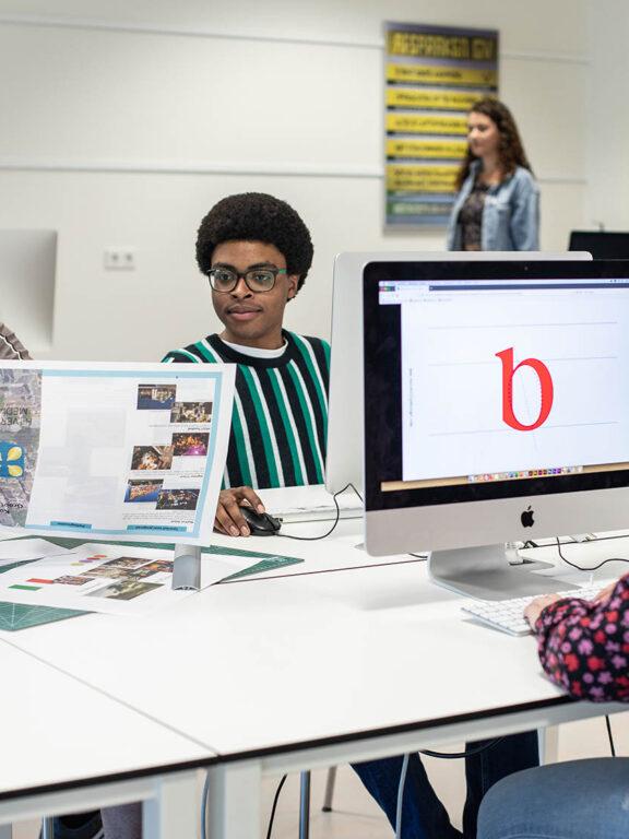 Studenten aan het werk op de iMac in klaslokaal