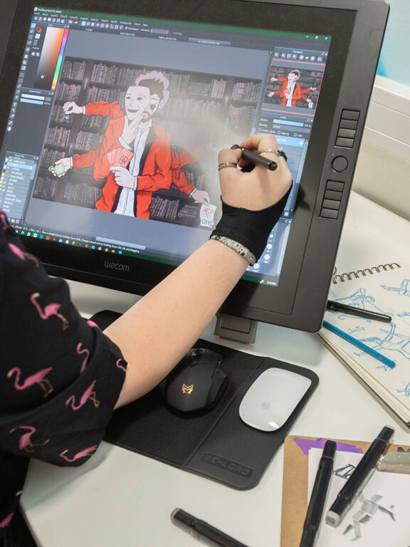 Student aan het tekenen op een tekentablet bij stageplek Studio S2B.