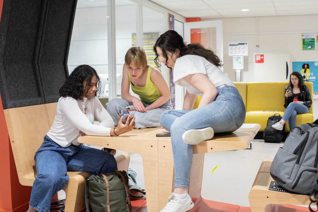 Studenten overleggen in de gang