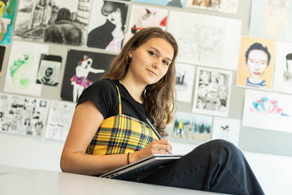 Student in tekenlokaal