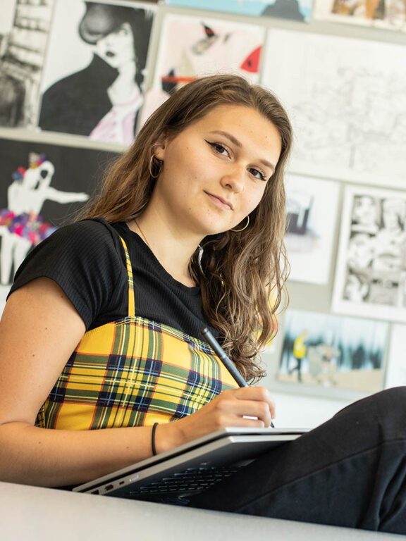 Student in tekenlokaal