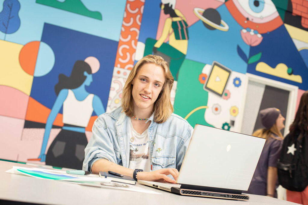 Student werkt op zijn laptop