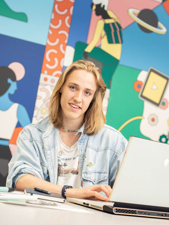 Student werkt op zijn laptop