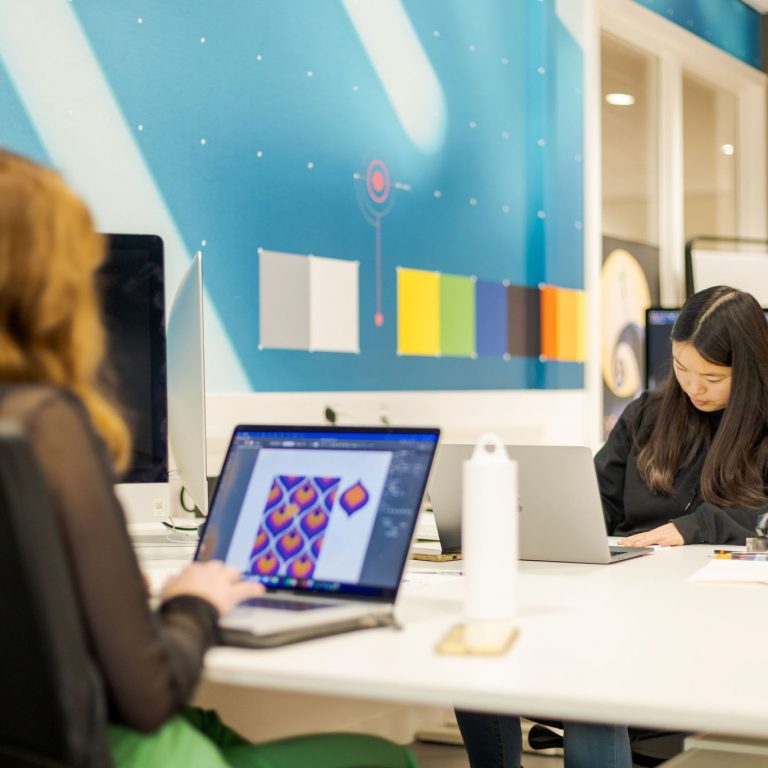 Studenten aan het werk achter hun laptop.
