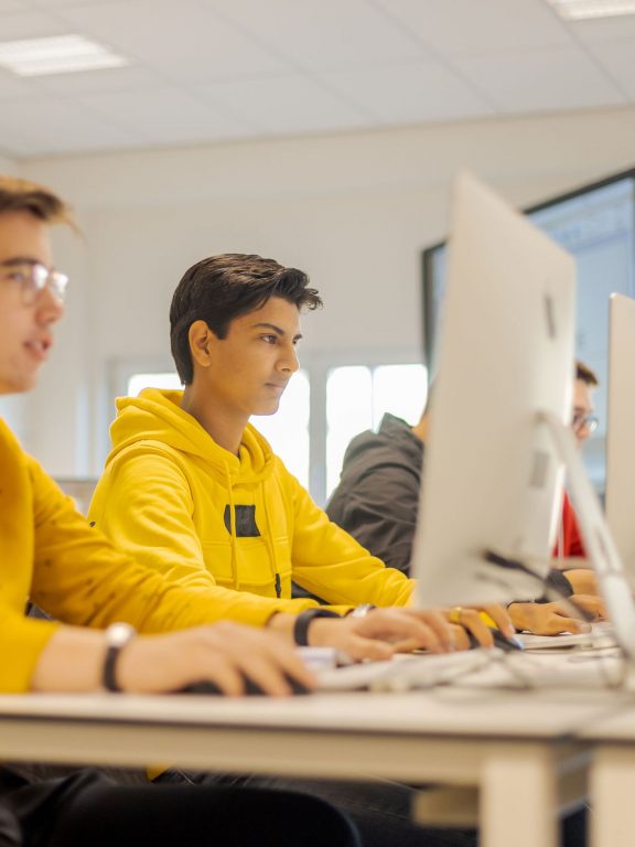 Studenten webdeveloper zijn bezig met coderen.