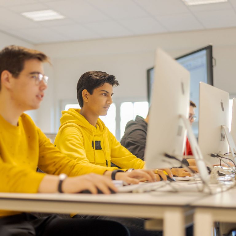 Studenten webdeveloper zijn bezig met coderen.