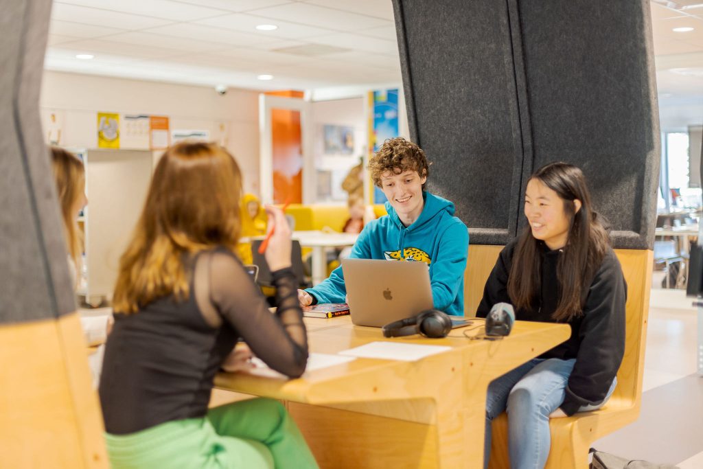 Studenten werken samen aan een opdracht.