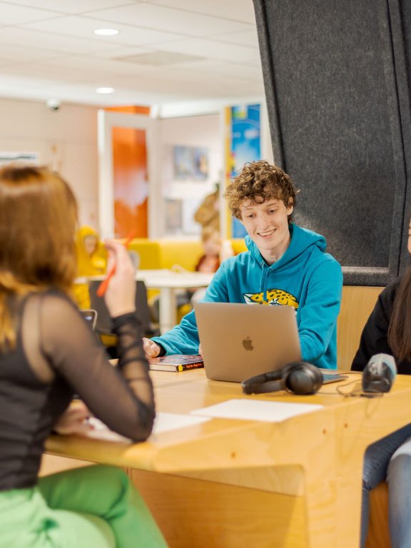 Studenten werken samen aan een opdracht.