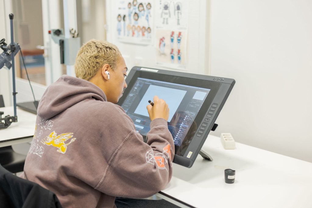Student tekent op de tekentablet