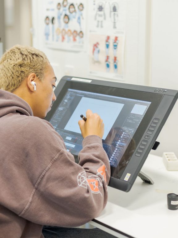 Student tekent op de tekentablet