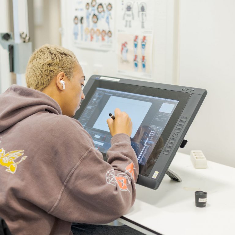 Student tekent op de tekentablet