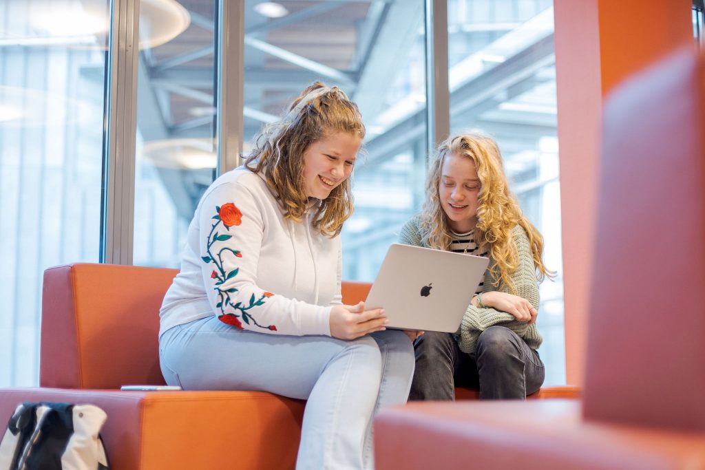 Webdesign studenten overleggen over de nieuwe website.