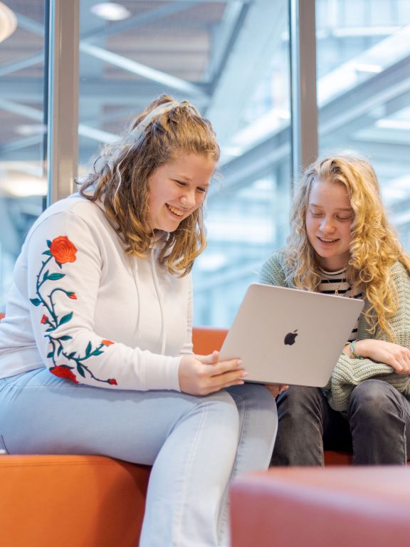 Webdesign studenten overleggen over de nieuwe website.