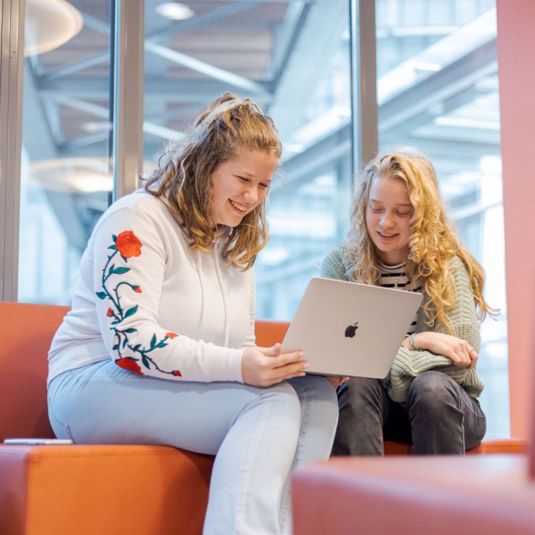 Webdesign studenten overleggen over de nieuwe website.
