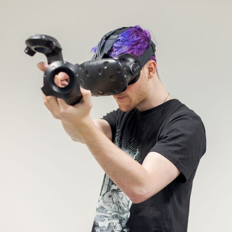 Student Jordi probeert zijn gemaakte game uit.