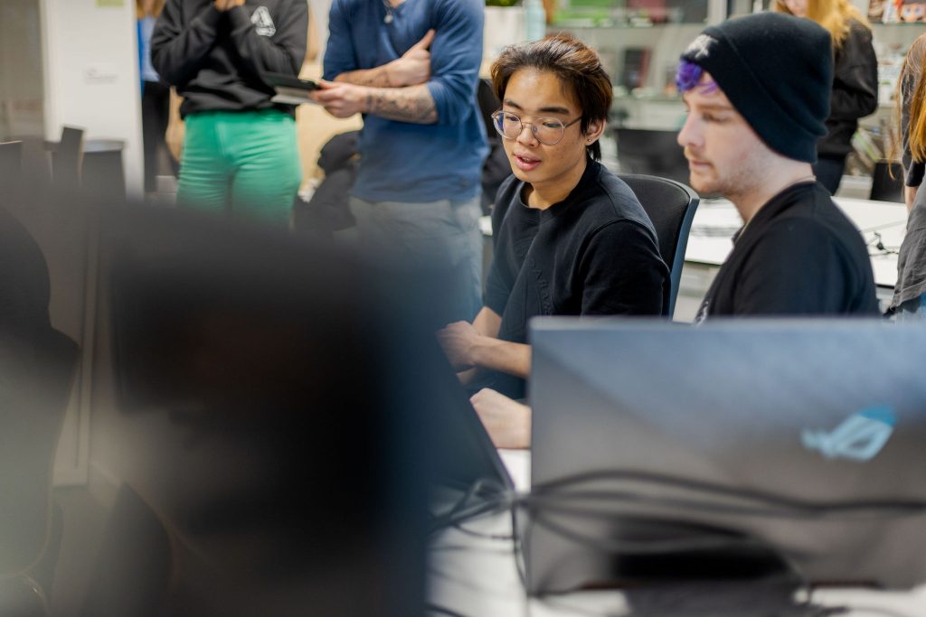 Studenten Gaming overleggen over de Game die ze hebben gemaakt.