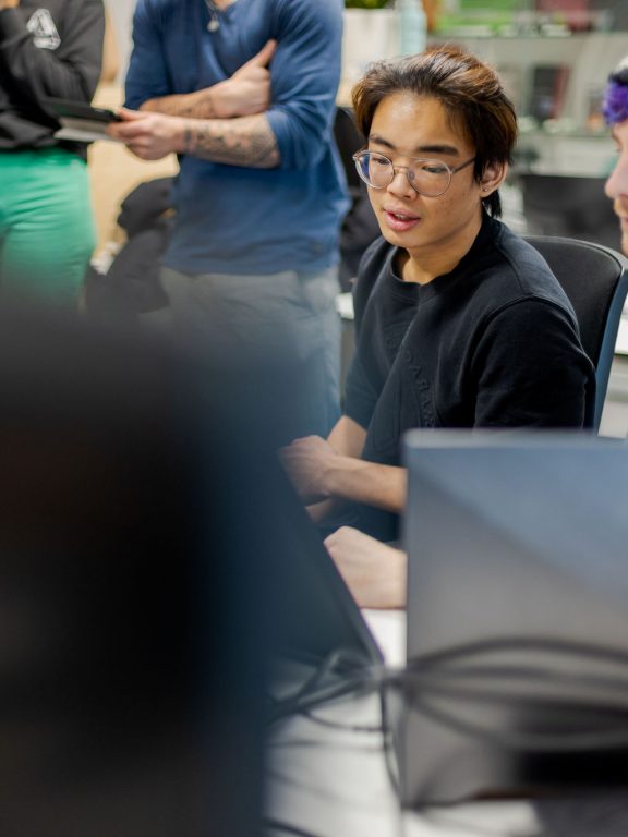 Studenten Gaming overleggen over de Game die ze hebben gemaakt.