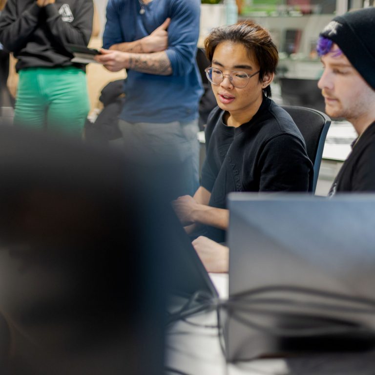 Studenten Gaming overleggen over de Game die ze hebben gemaakt.