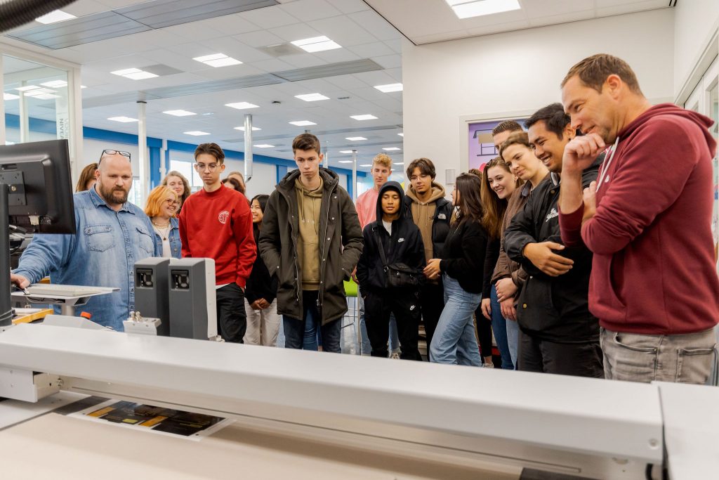 Studenten krijgen les in de drukplaats.