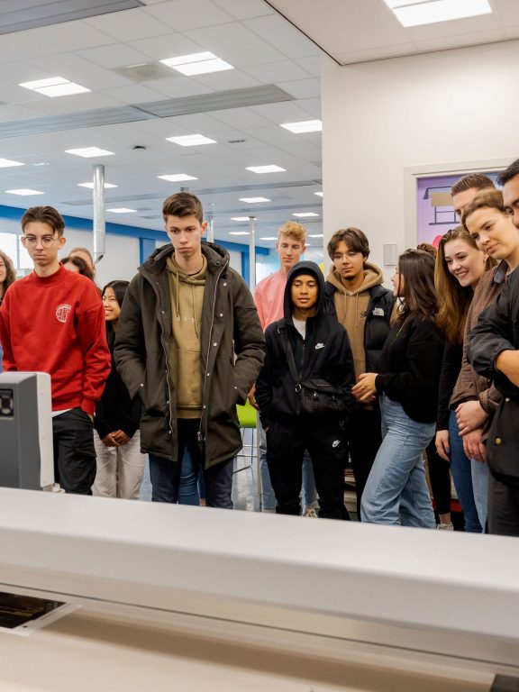 Studenten krijgen les in de drukplaats.