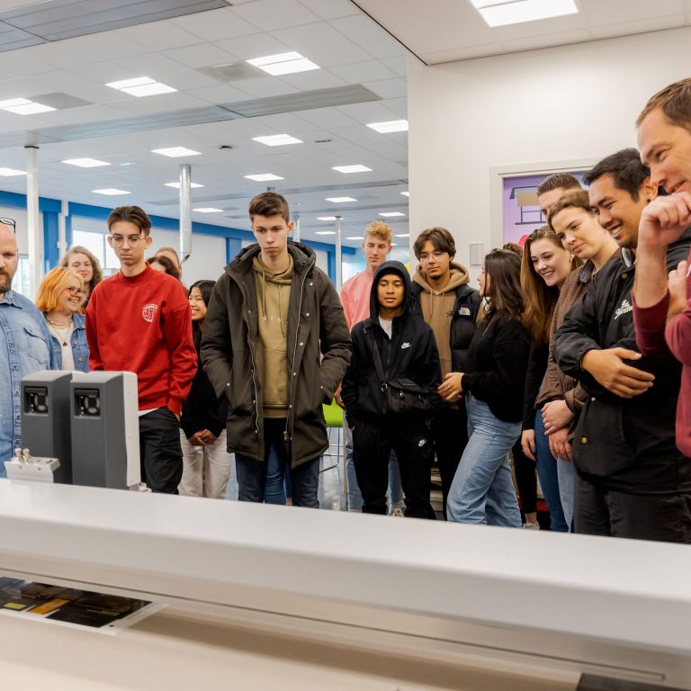 Studenten krijgen les in de drukplaats.