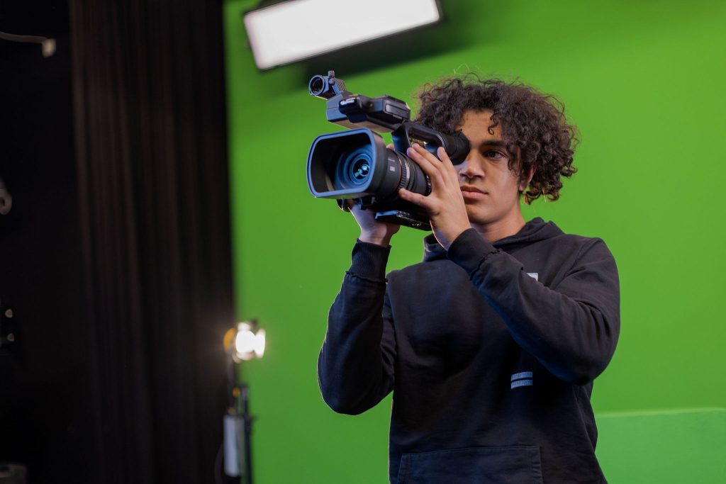 Student Animatie en Audiovisuele Vormgeving filmt op de set.