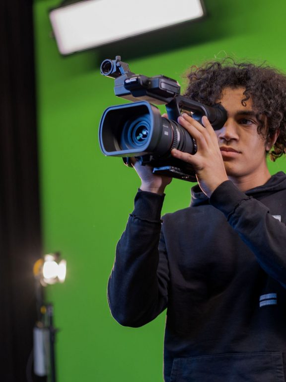 Student Animatie en Audiovisuele Vormgeving filmt op de set.