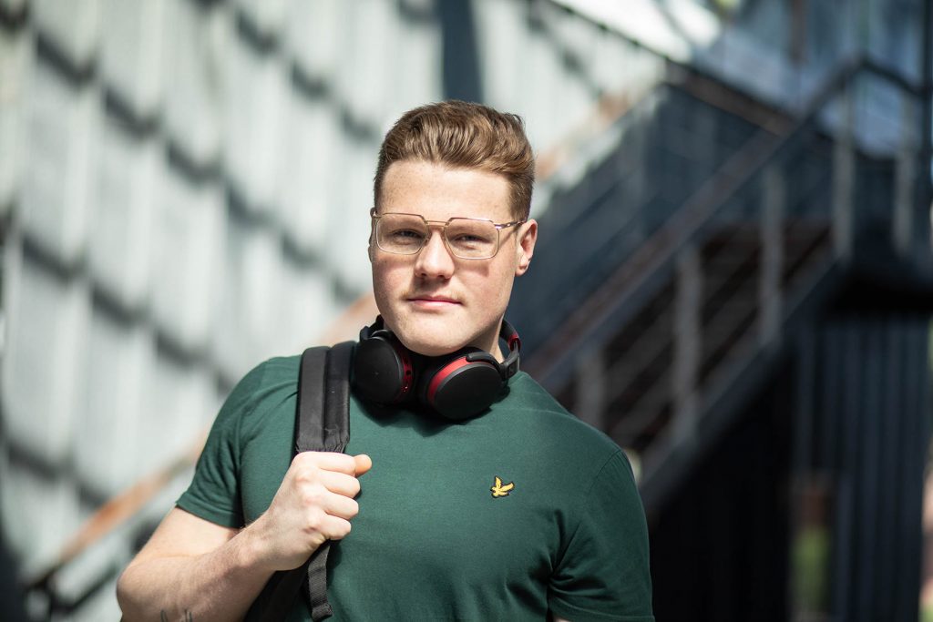 Student Luuk staat voor het Grafisch Lyceum Utrecht