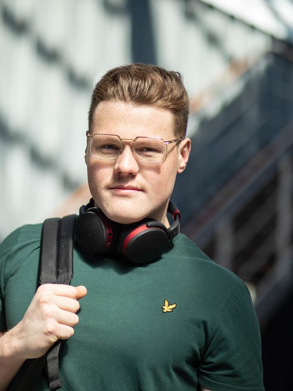 Student Luuk staat voor het Grafisch Lyceum Utrecht