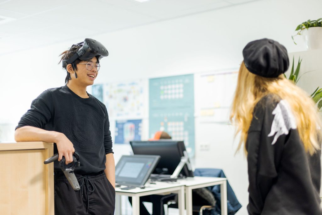 Studenten Game Artist zijn hun nieuwe gemaakte game aan het bespreken