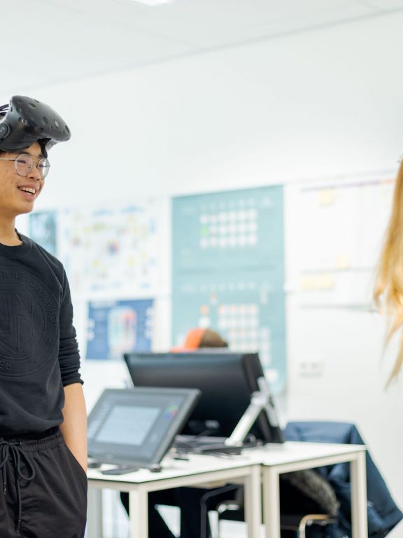 Studenten Game Artist zijn hun nieuwe gemaakte game aan het bespreken